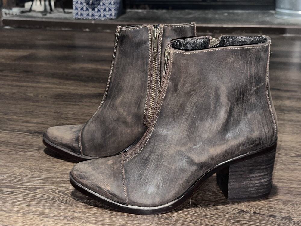 Alcalas Women Distressed Brown Booties SZ 8.5 Pointed Toe Front Zip 3”Block Heel